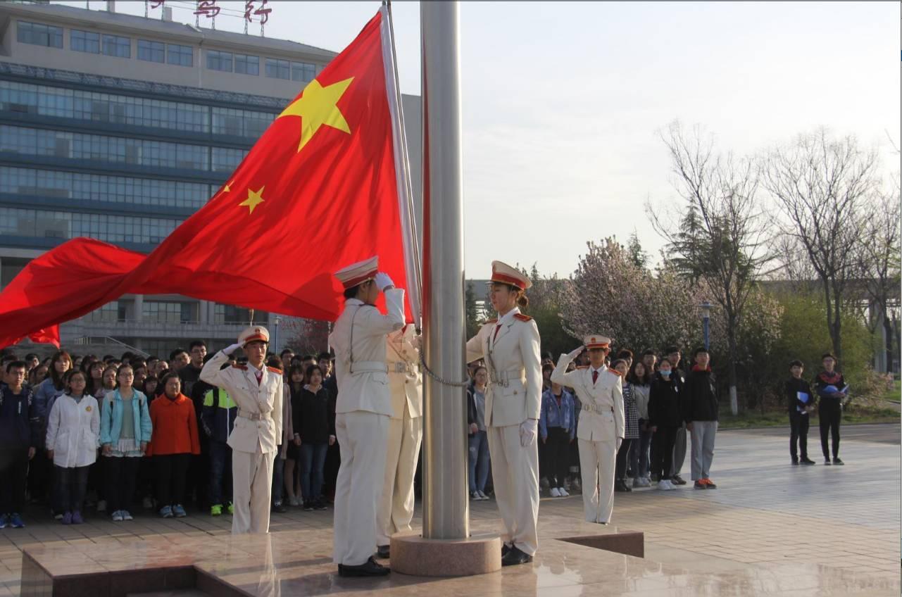 肩膀比较宽的女生，夏天应该怎么穿搭显瘦游戏画面